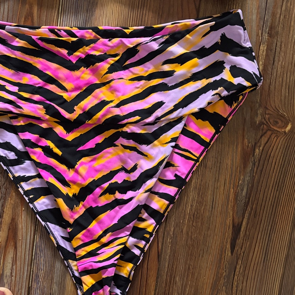 Beach Bunny London Bralette Bikini Top XL & Bottom L tiger print NWOT - Picture 2 of 6